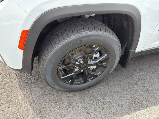 New 2026 Bright White Clear-Coat Exterior Paint Jeep Altitude image 4