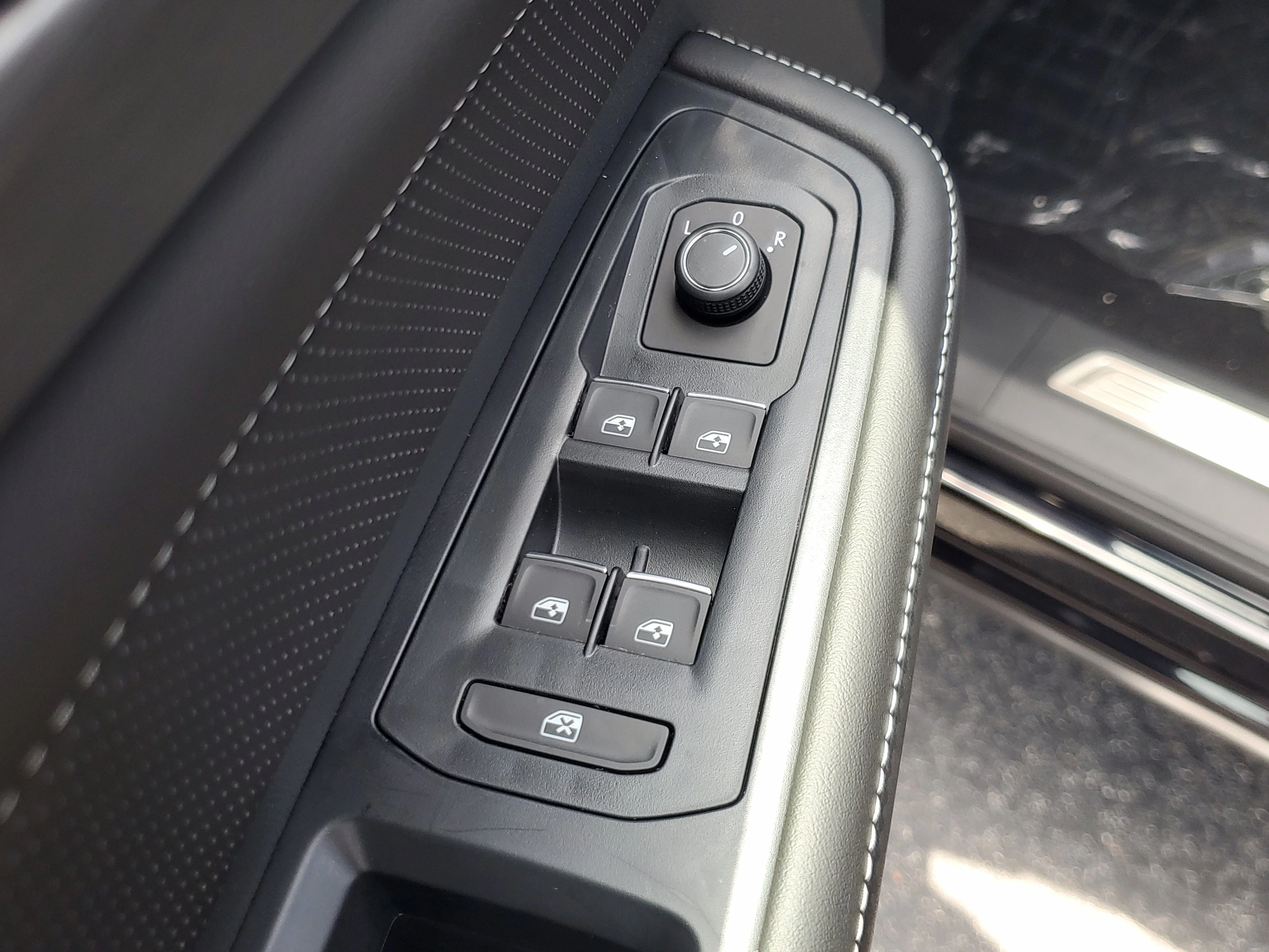New 2026 Black Volkswagen 2.0T SE w/Technology image 19