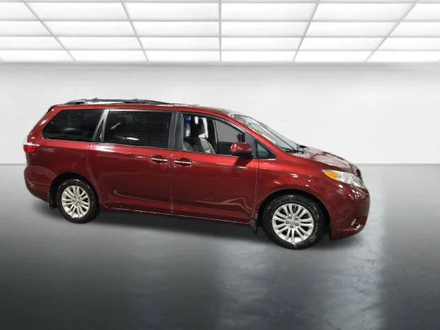 Used 2017 Red Toyota XLE image 3