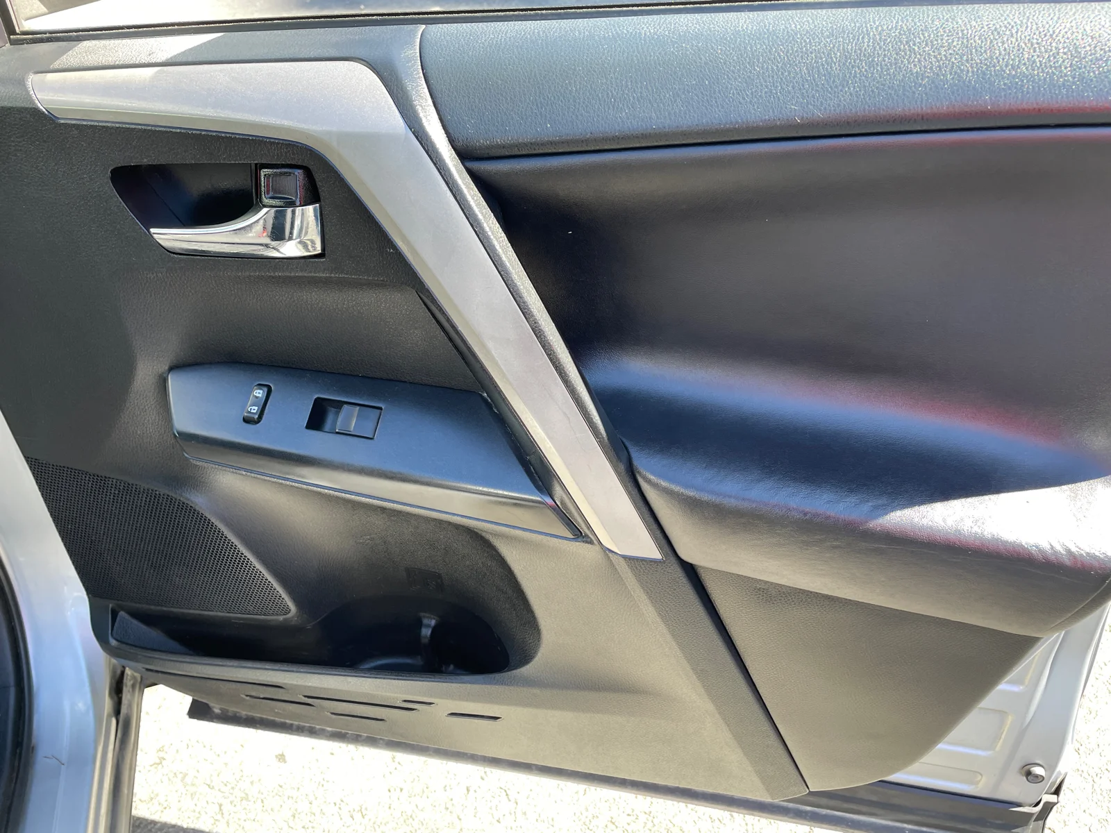 Used 2016 Silver Sky Metallic Toyota XLE image 22