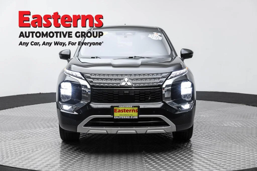 Used 2023 Black Mitsubishi SE image 2