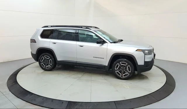 New 2026 Silver Zynith Clear-Coat Exterior Paint Jeep Limited image 13