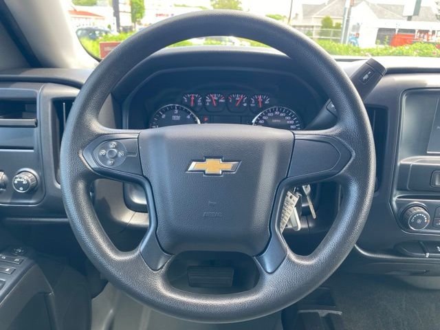 Used 2018 Silver Ice Metallic Chevrolet Custom image 16