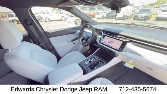New 2026 Diamond Black Crystal Pearlcoat Jeep Laredo image 34