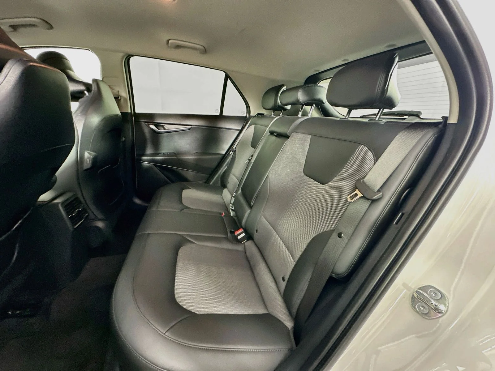 Used 2025 Snow White Pearl Kia EX image 24