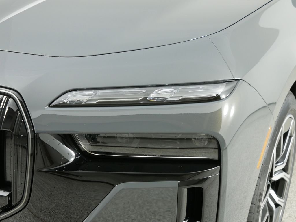 2025 BMW 7 Series 750e - Photo 16