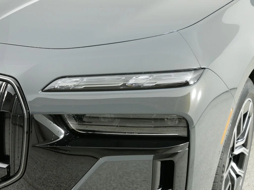 2025 BMW 7 Series 750e - Photo 16