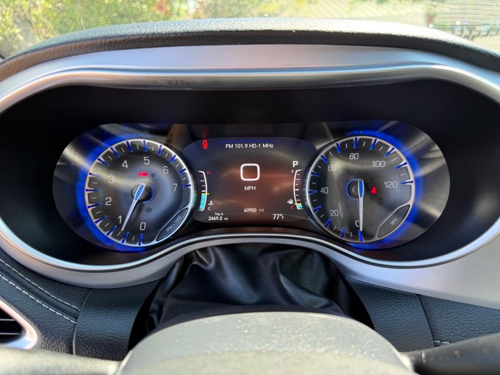 Used 2025 Red Hot Pearlcoat Chrysler Limited image 21