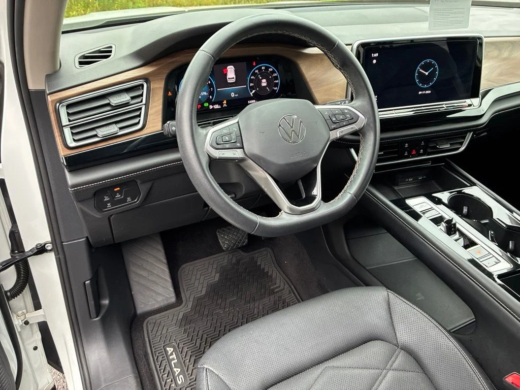 Used 2024  Volkswagen 2.0T SE w/Technology image 16