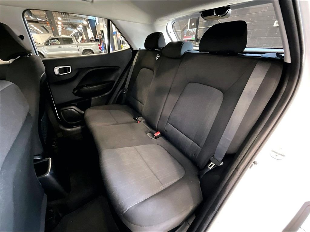 Used 2020 White Hyundai SE image 15