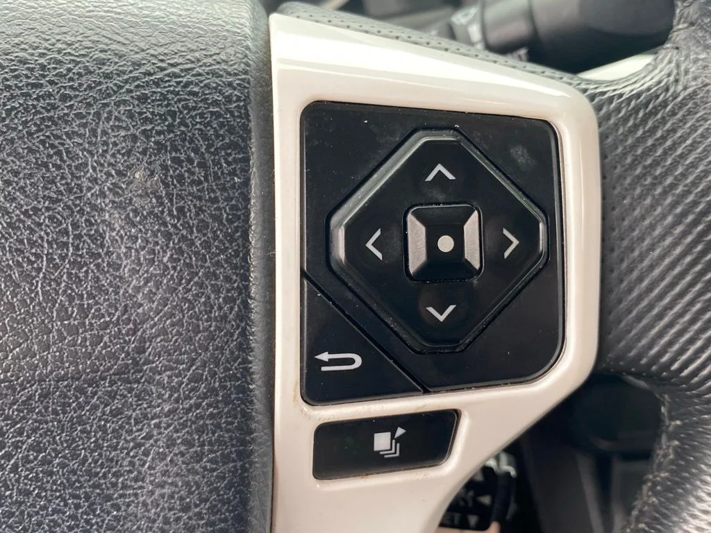 Used 2020 White Toyota SR5 image 28