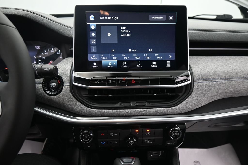 Used 2022 Gray Jeep Latitude image 19