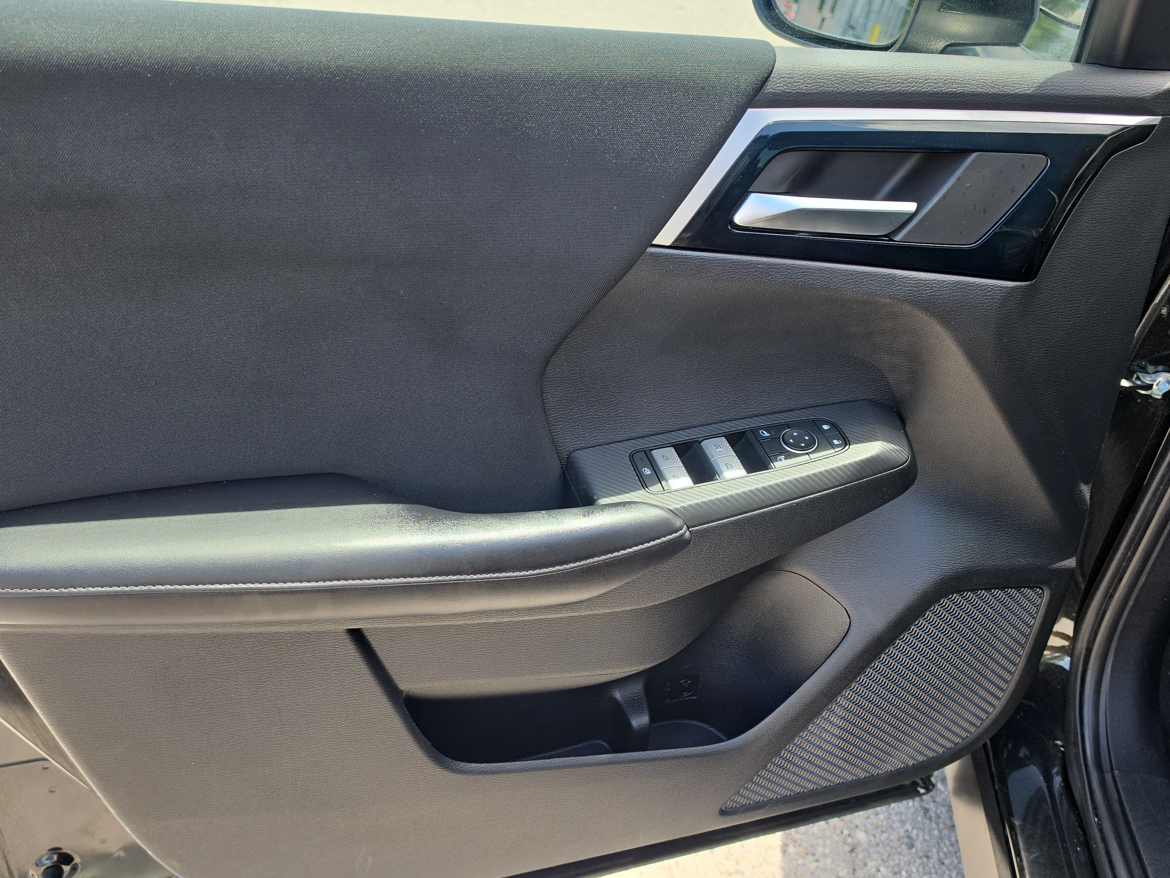 Used 2022 Black Diamond Mitsubishi ES image 17