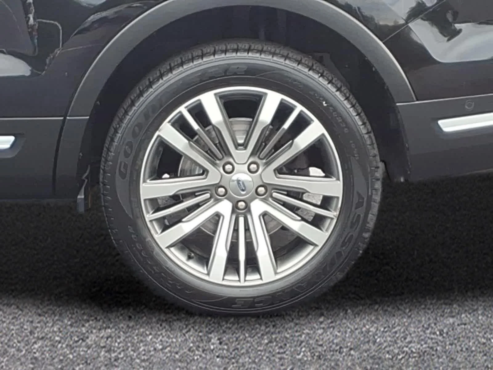 Used 2019 Agate Black Ford Platinum image 3