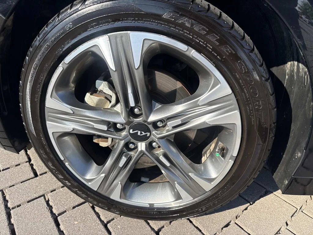 Used 2022 Black Kia EX image 9