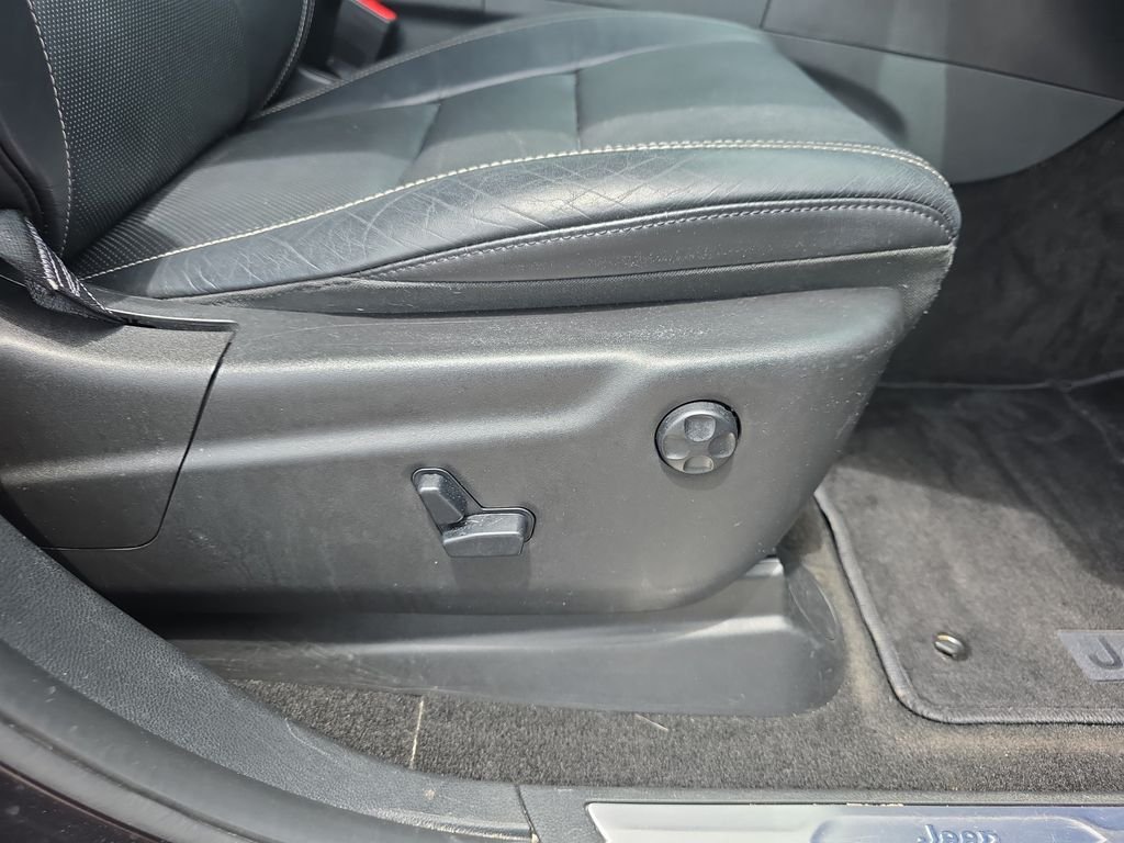 Used 2015 Black Jeep Limited image 35