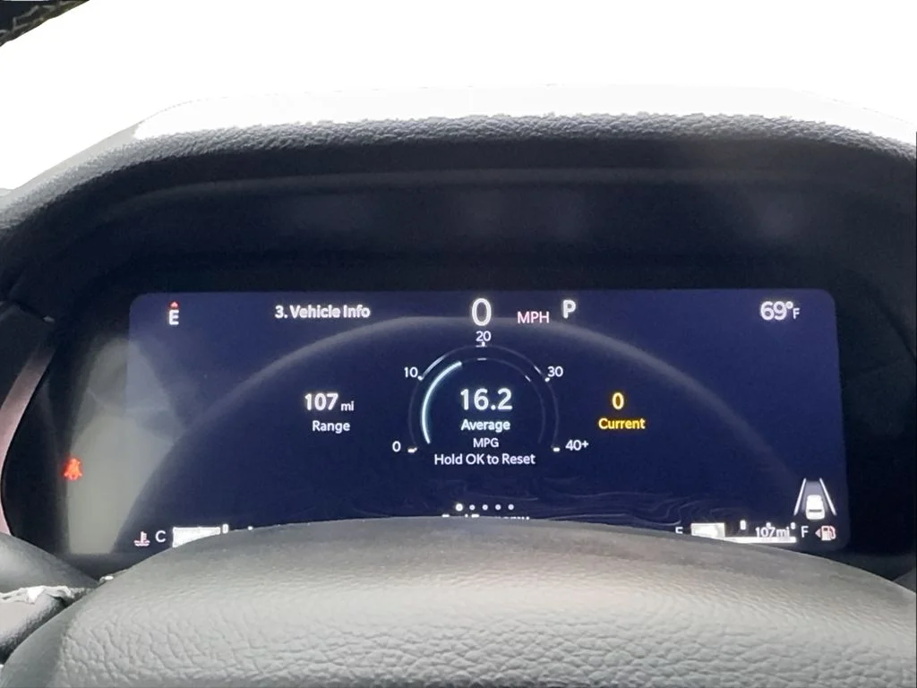 Used 2024 White/off-white Jeep Altitude image 38
