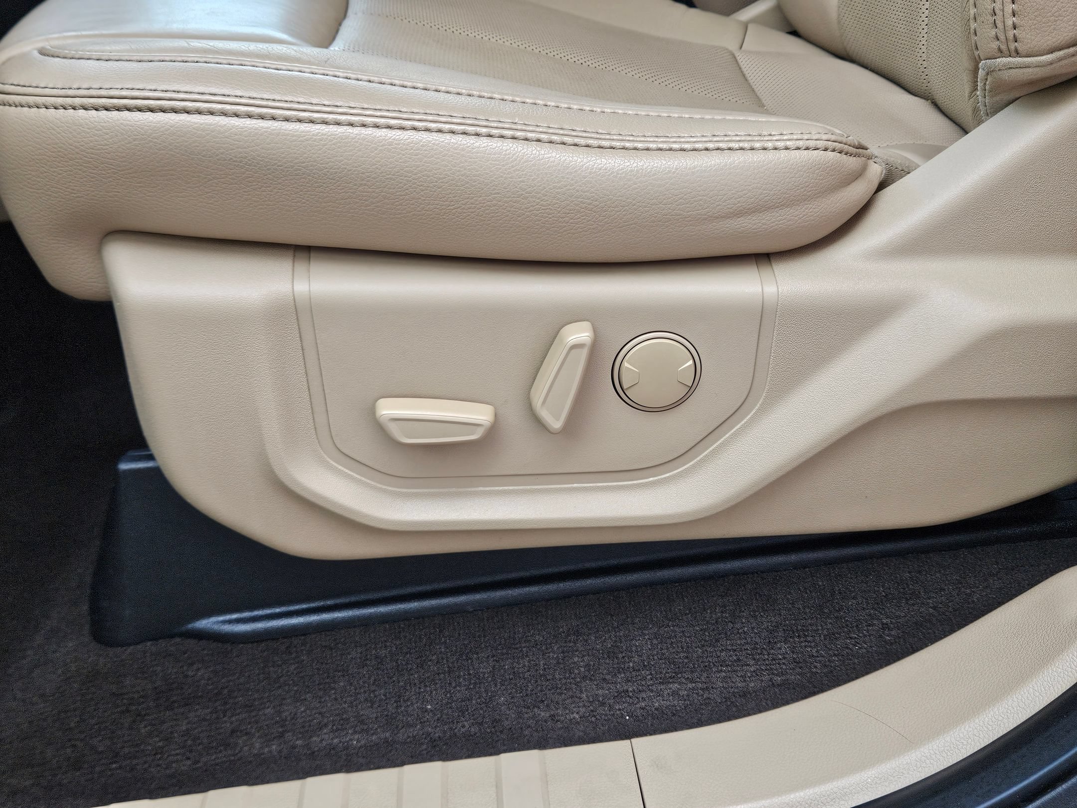 Used 2019 Silver Spruce Metallic Ford LARIAT image 21