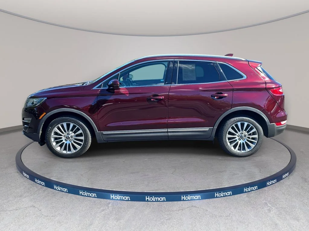 Used 2017 Red Lincoln Reserve image 8