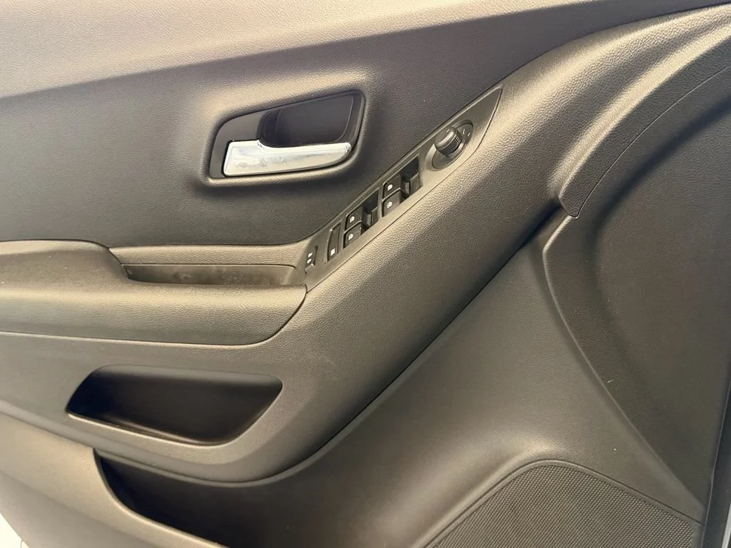 Used 2020 SILVER ICE METALLIC Chevrolet LT image 23