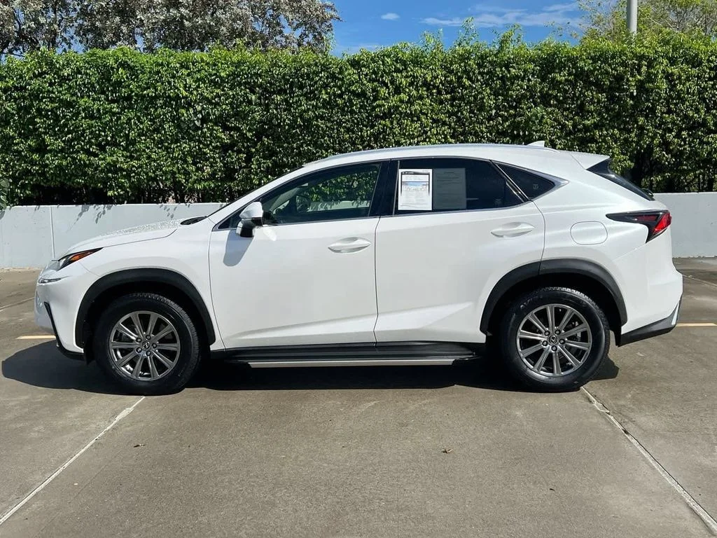 Used 2018 Eminent White Pearl Lexus 300h image 4