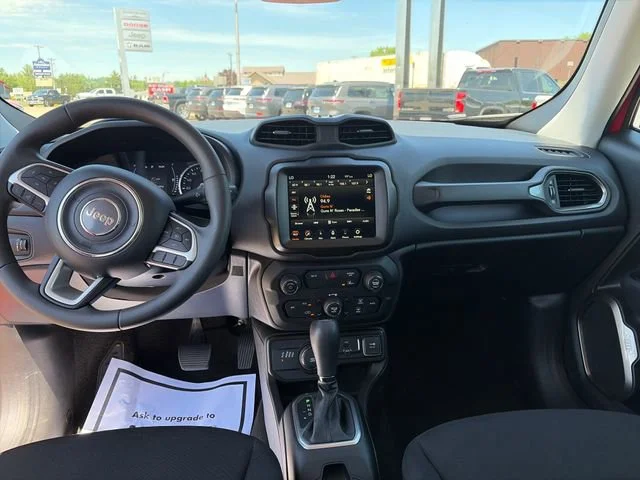 Used 2023  Jeep Latitude image 15