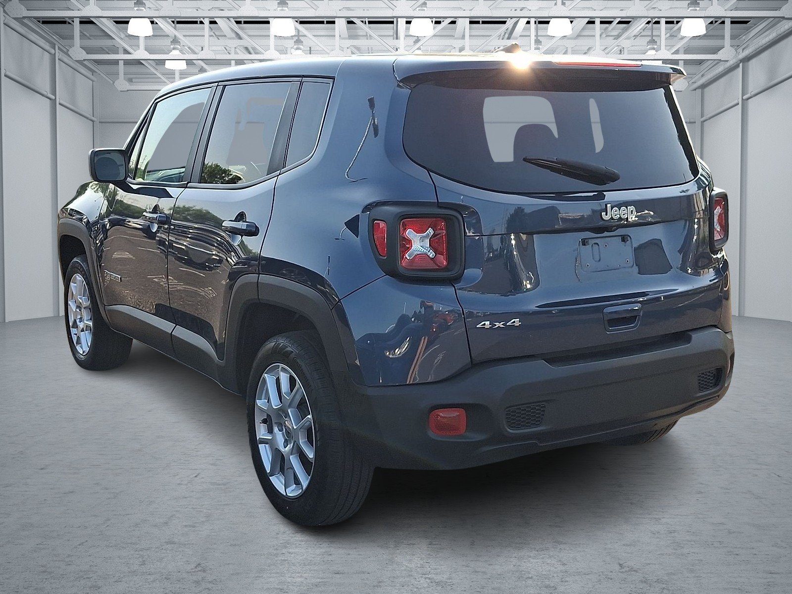 Used 2023 Slate Blue Pearlcoat Jeep Latitude image 3
