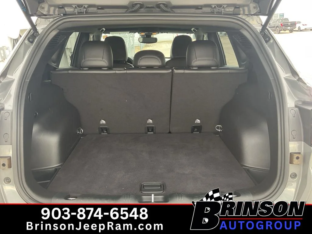 Used 2023 Grey Jeep Limited image 9