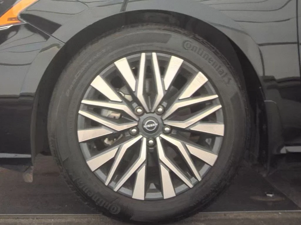 Used 2024 Black Nissan 2.5 SV image 5