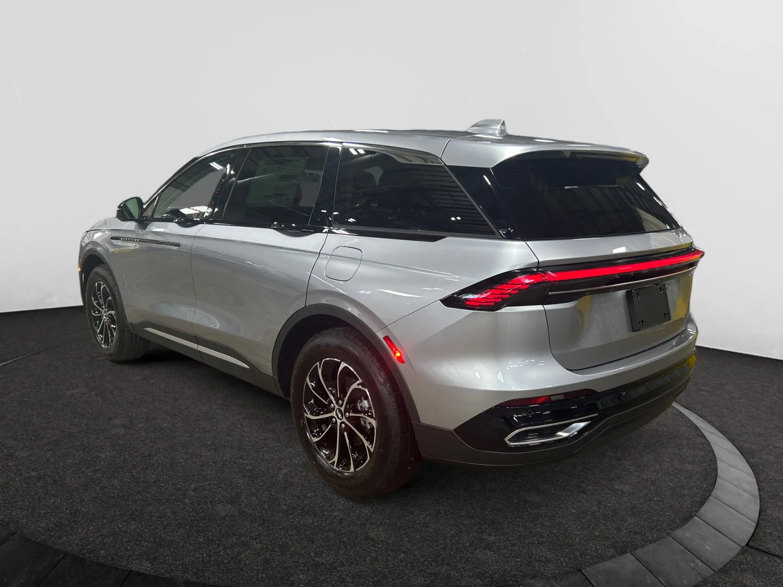 New 2026 Silver Radiance Metallic Clearcoat Lincoln Premiere image 3