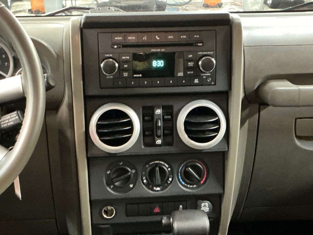 Used 2010  Jeep Unlimited Sahara image 17