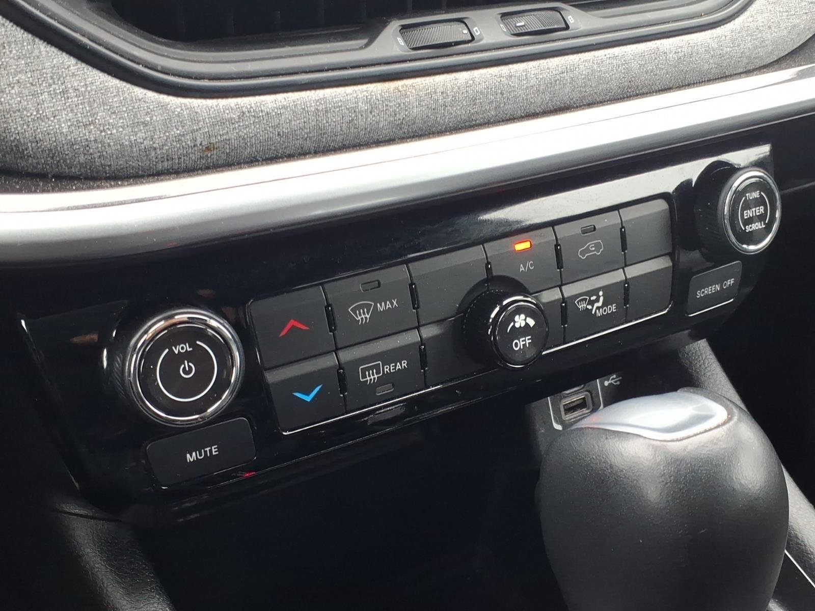 Used 2024 Sting-Gray Clearcoat Jeep Latitude image 23