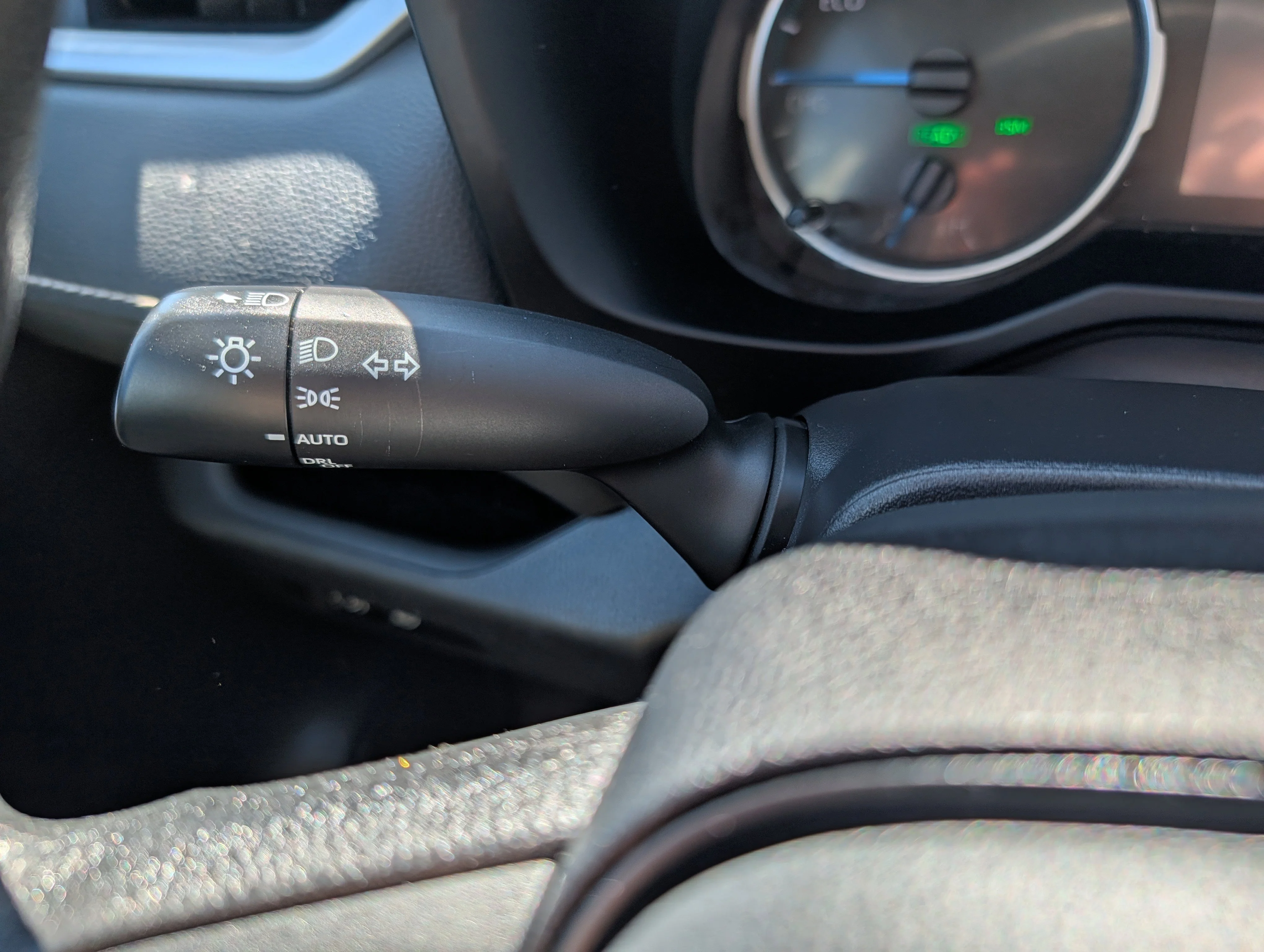 Used 2022 White Toyota Hybrid XLE image 26