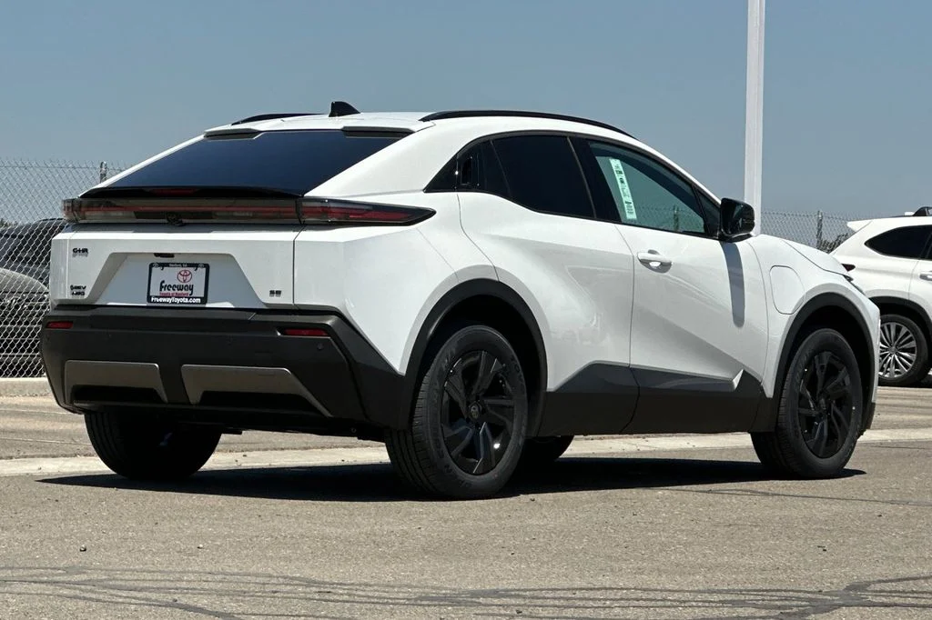 New 2026 Wind Chill Pearl Toyota SE image 4