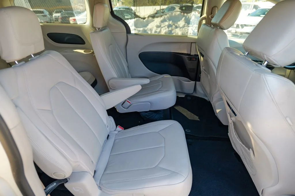 Used 2021 Bright White Clearcoat Chrysler Touring L image 24