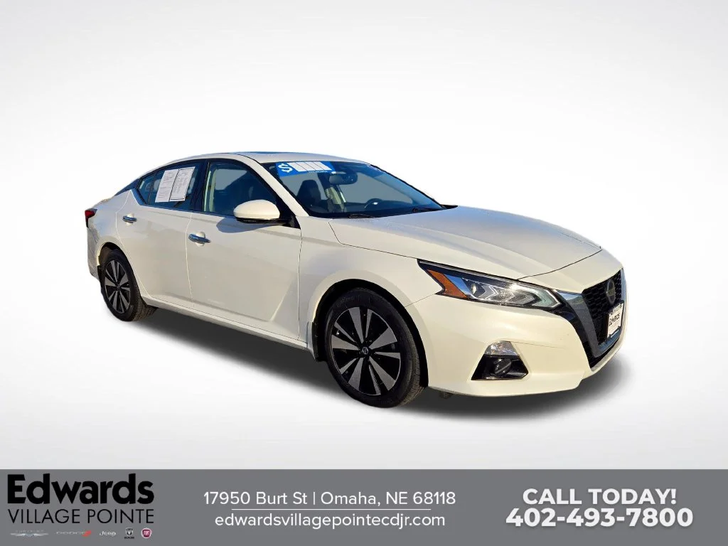 Used 2019 White Nissan 2.5 SL image 1