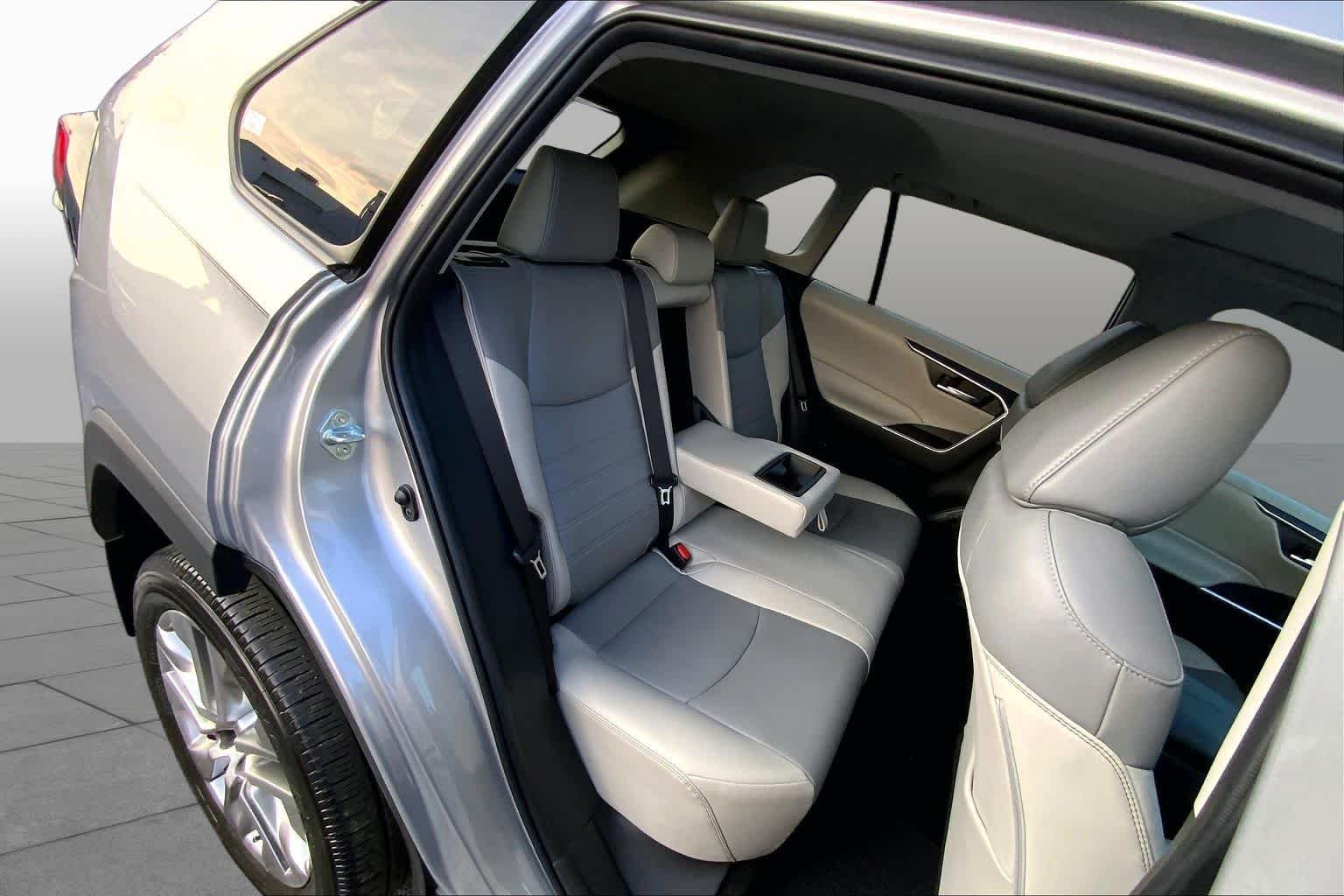 Used 2024 Silver Sky Metallic Toyota XLE Premium image 19