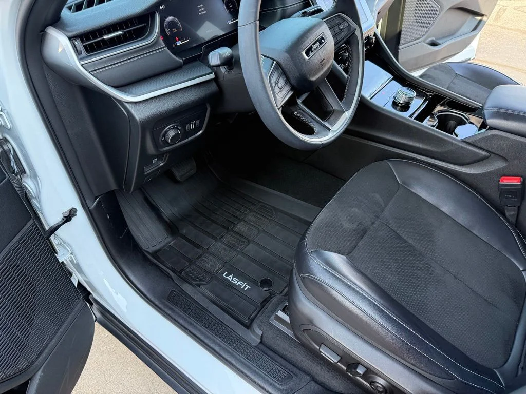 Used 2023 White Jeep Altitude image 23
