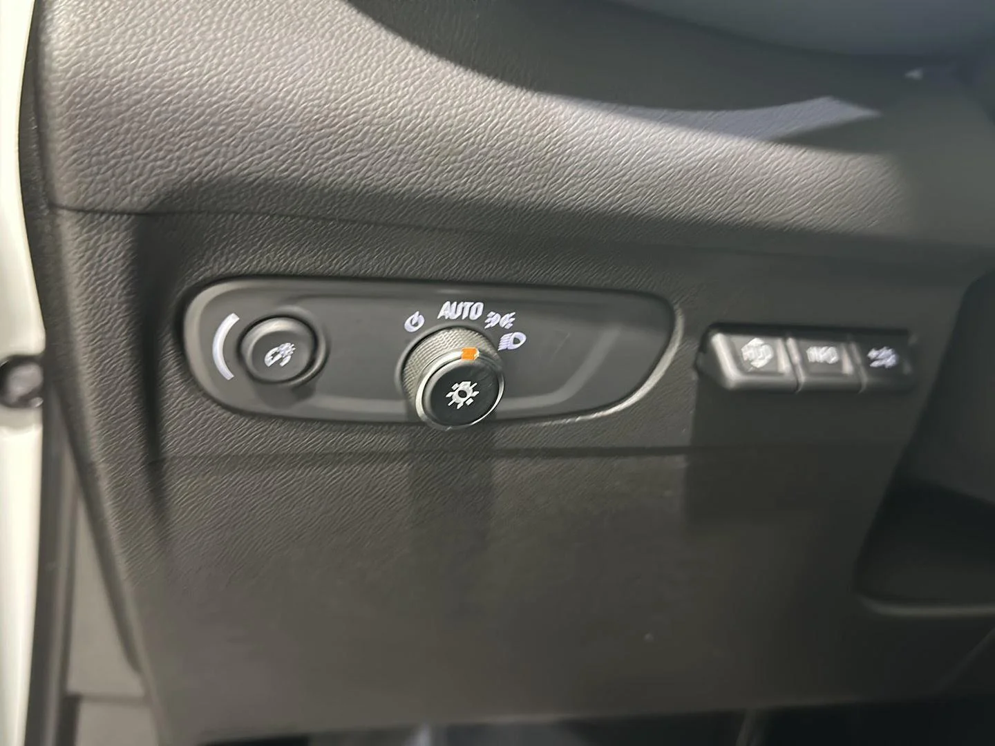 Used 2022 SUMMIT WHITE Buick Avenir image 17