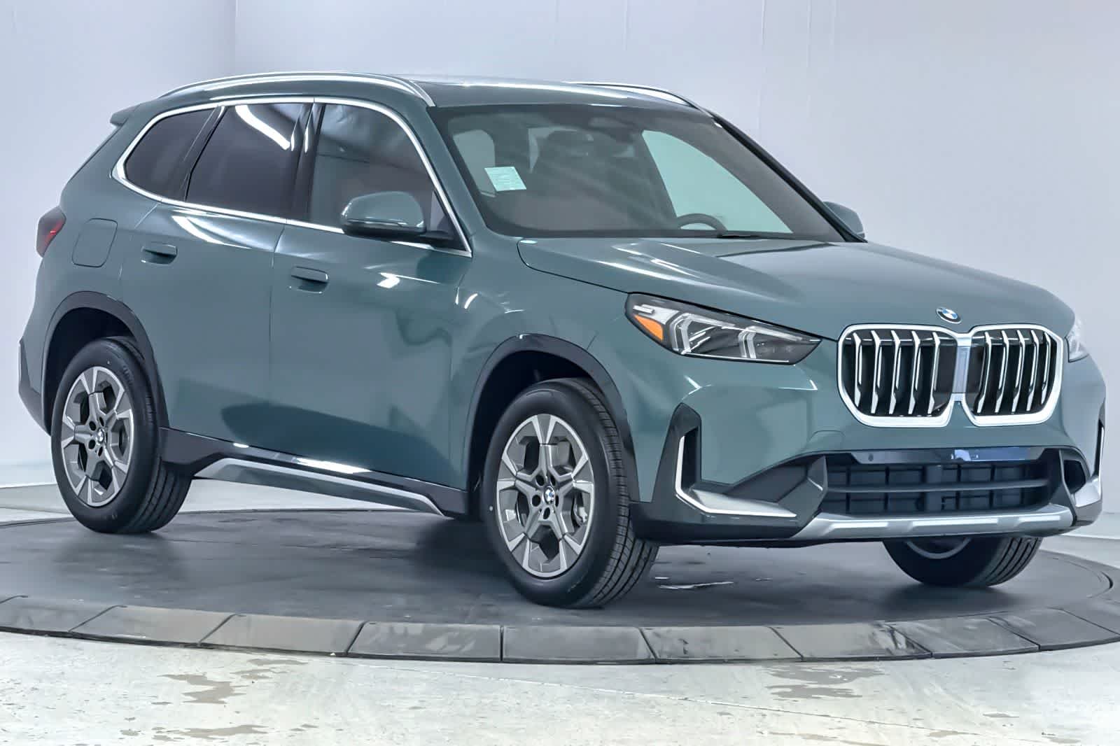 New 2026 Cape York Green Metallic BMW xDrive28i image 9