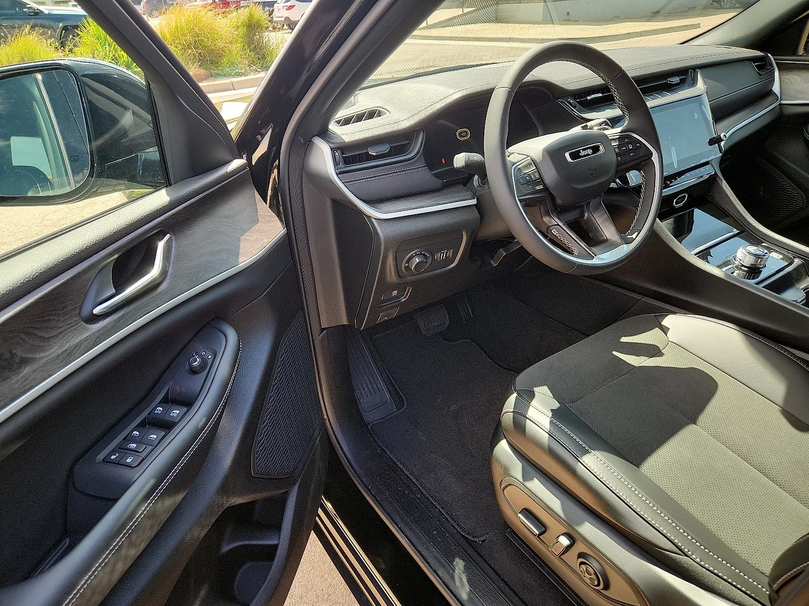 New 2027 High-Gloss Black Paint Jeep LAREDO ALTITUDE 4X4 image 9
