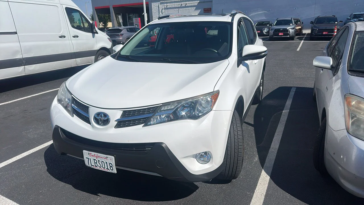 Used 2015 White Toyota XLE image 1