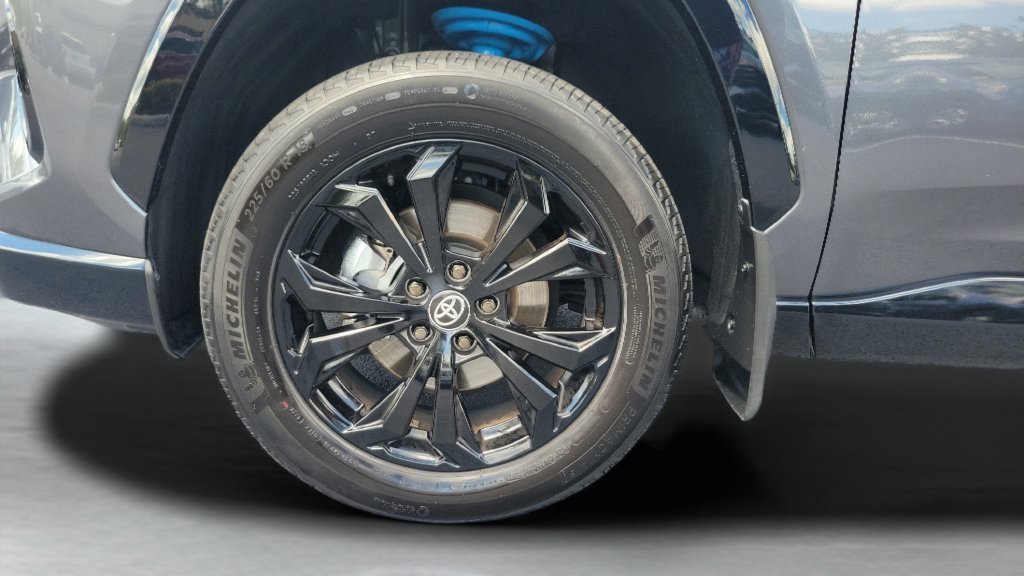 2025 Toyota RAV4 SE - Photo 25
