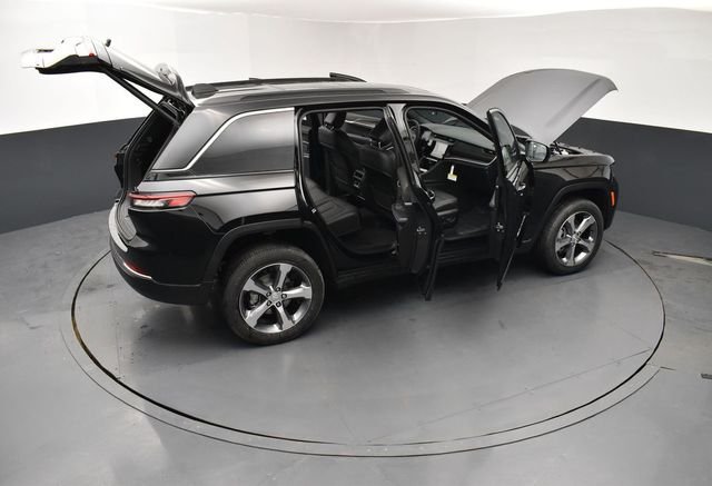 New 2026 Diamond Black Crystal Pearl-Coat Exterior Paint Jeep Limited image 30