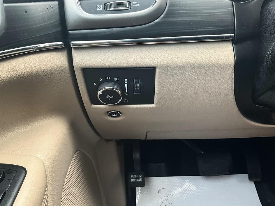 Used 2019 Gray Jeep Limited image 16