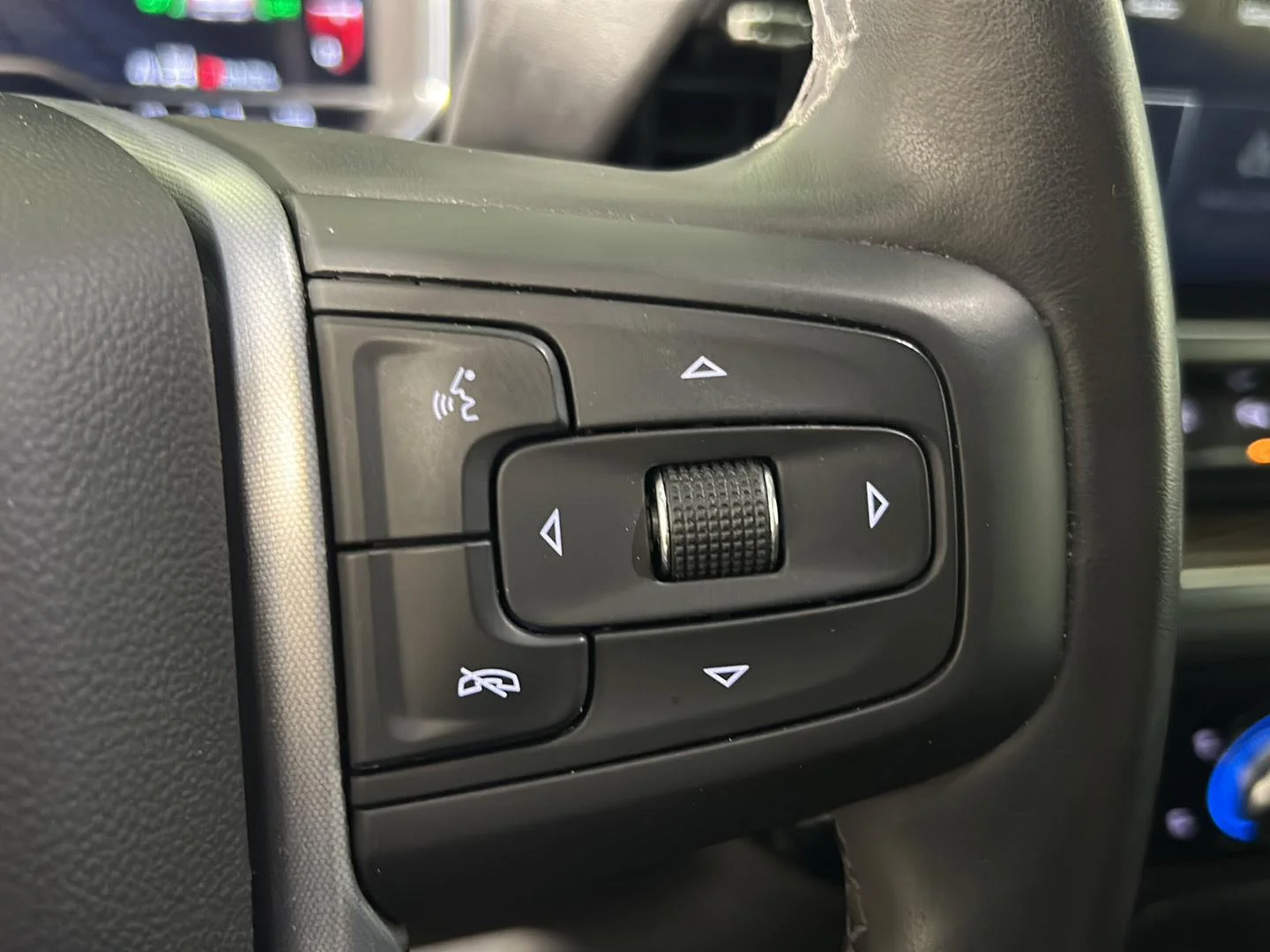Used 2025 Sterling Metallic GMC SLE image 23
