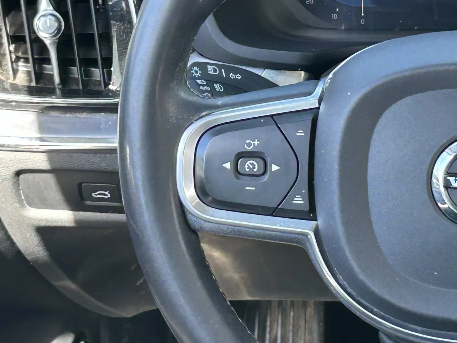Used 2023 Platinum Grey Metallic Volvo Core Dark Theme image 25