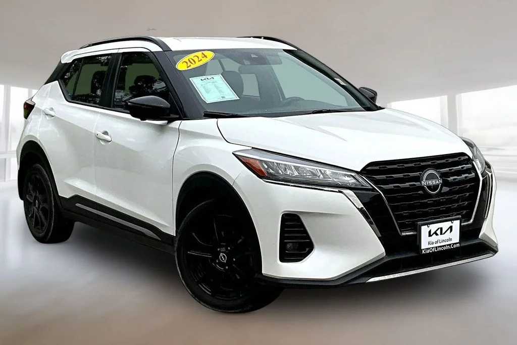 Used 2024 Aspen White Tricoat Nissan SR image 3
