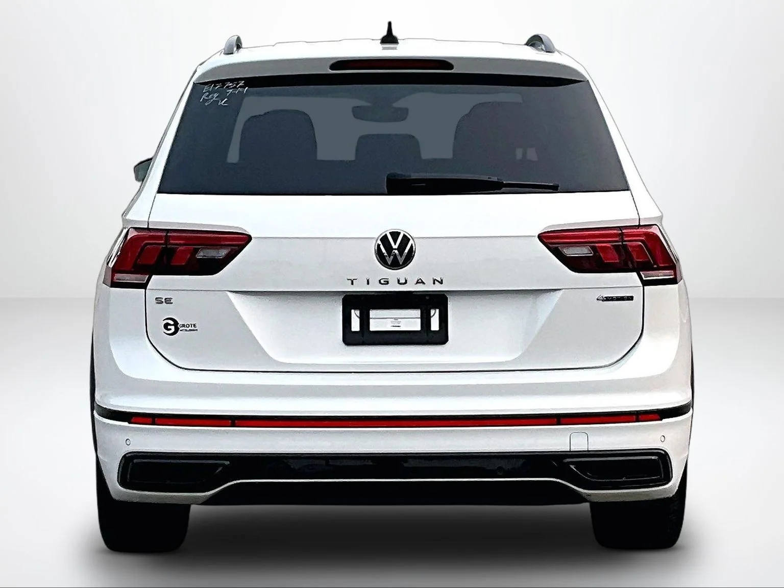 Used 2023 White Volkswagen 2.0T SE R-Line Black image 5