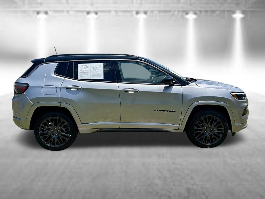 Used 2022 Silver Jeep Limited image 4